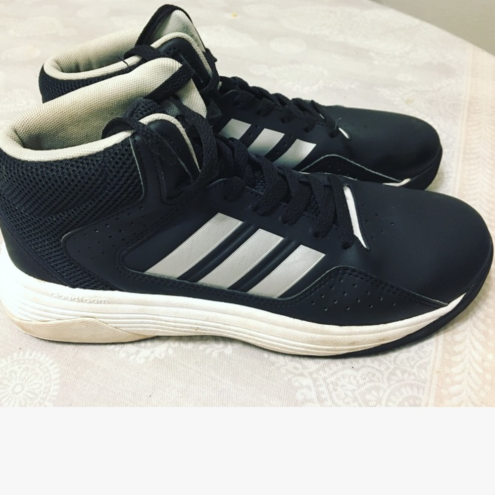 men’s Adidas Size 6 high tops!